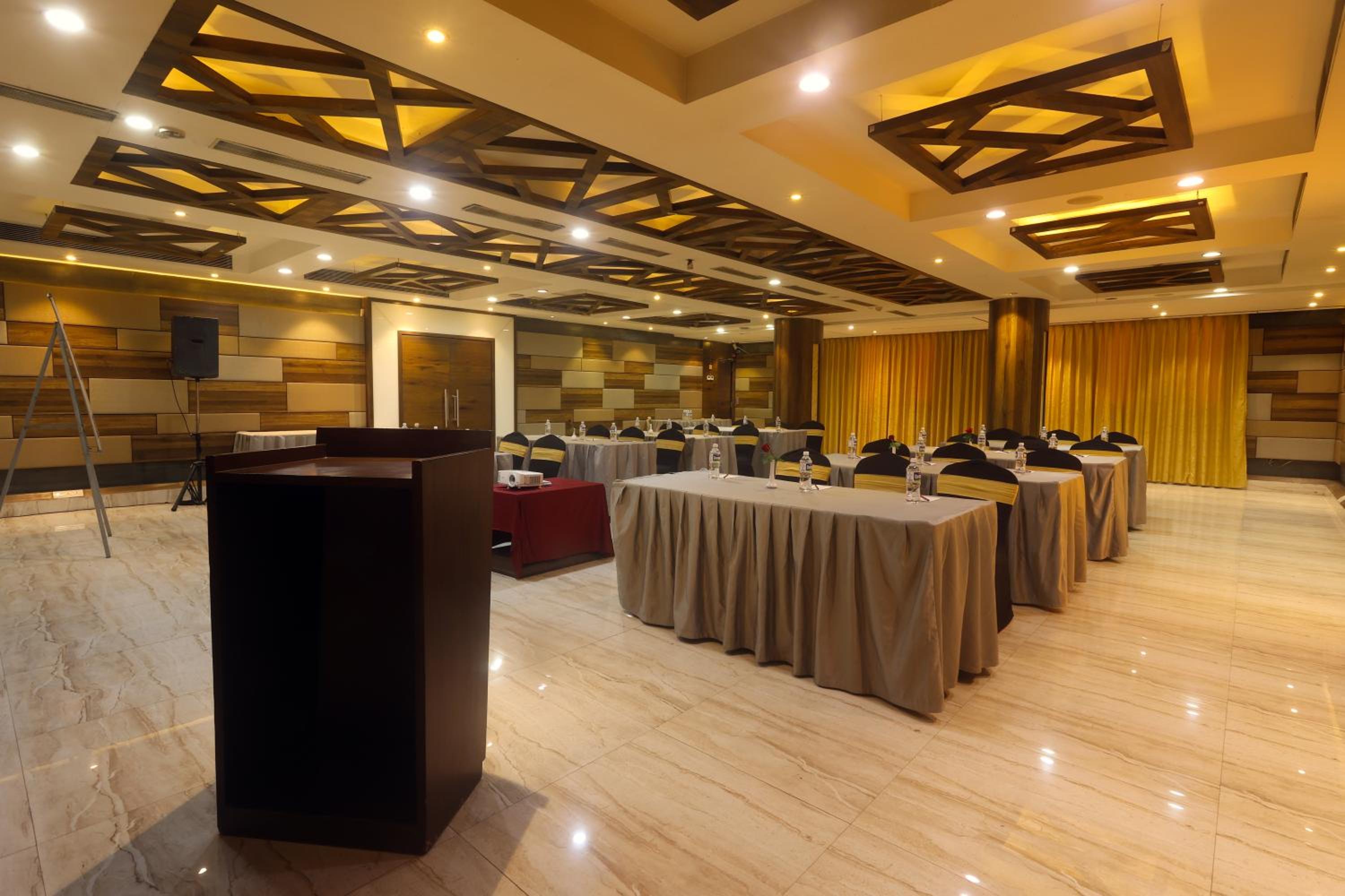 Oyo Premium Deccan Apte Road 5/55
