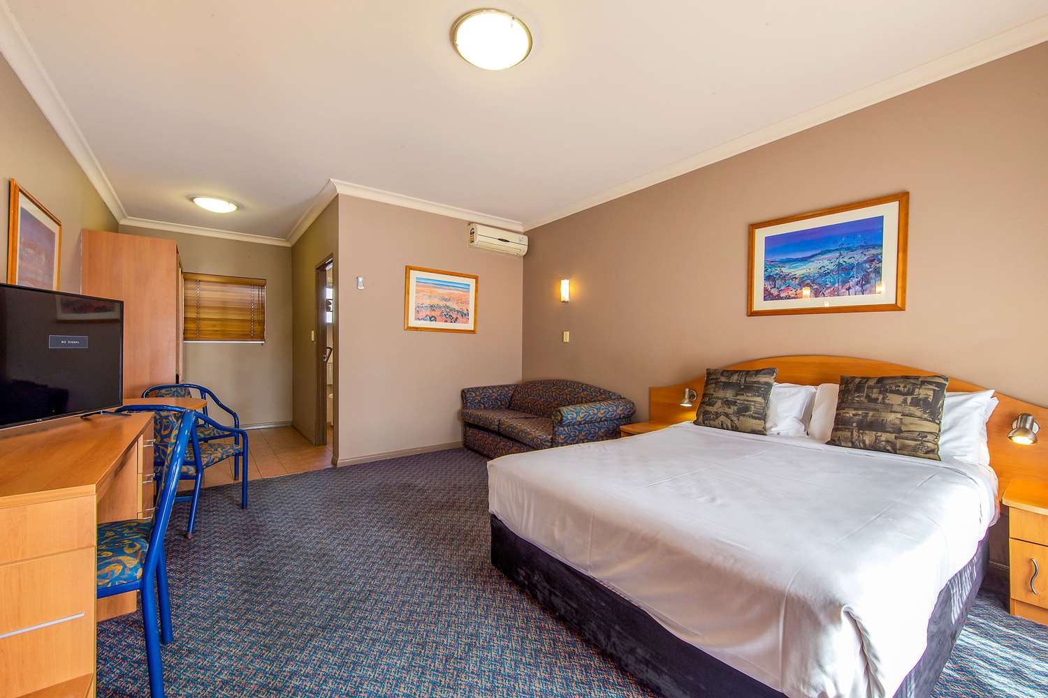 ROOM, QUEEN BED