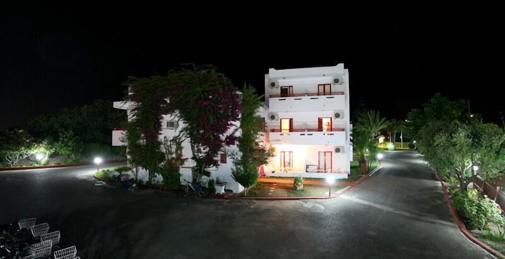 Sandys Studios Apartments And Log Villas 9/46