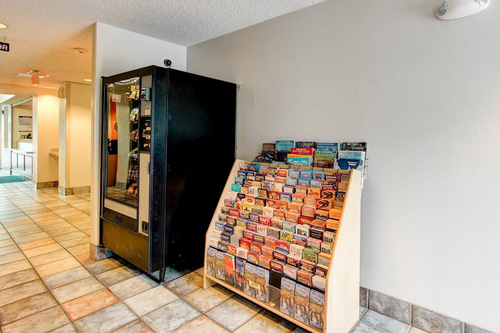 Super 8 by Wyndham Aurora East 15/23