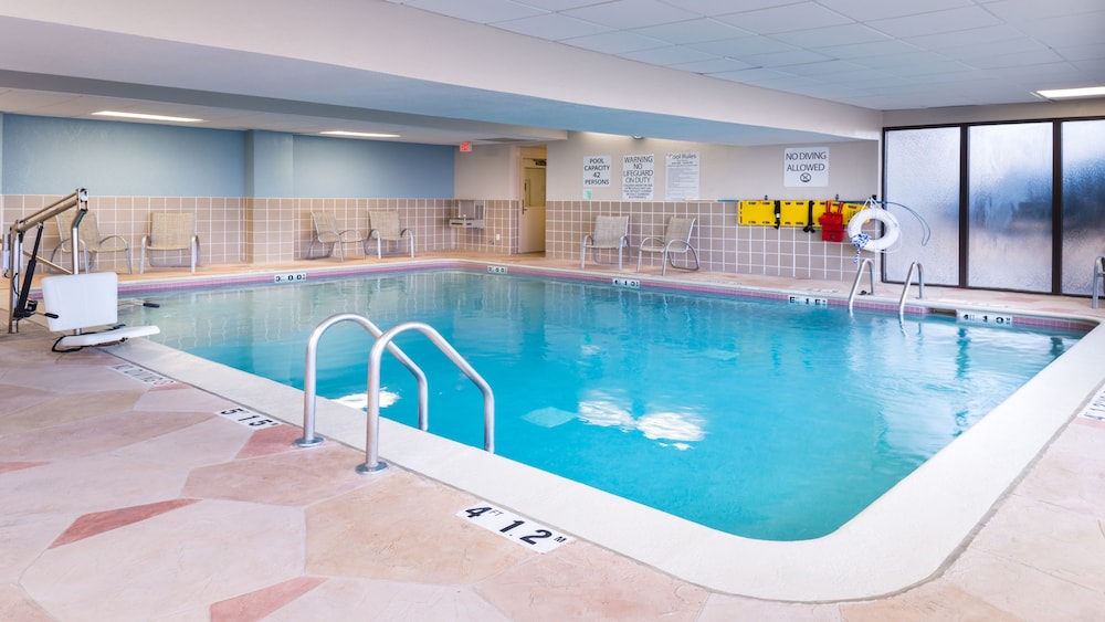 Holiday Inn Hotel Suites Warren 3/53