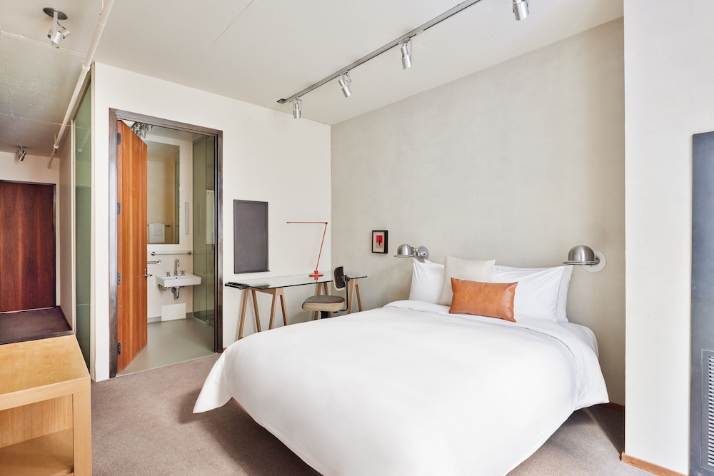 Chambers Hotel 15/70