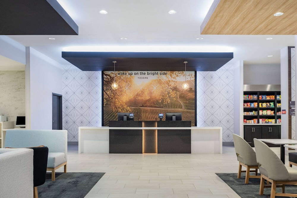 La Quinta Inn & Suites by Wyndham Yucaipa 9/51