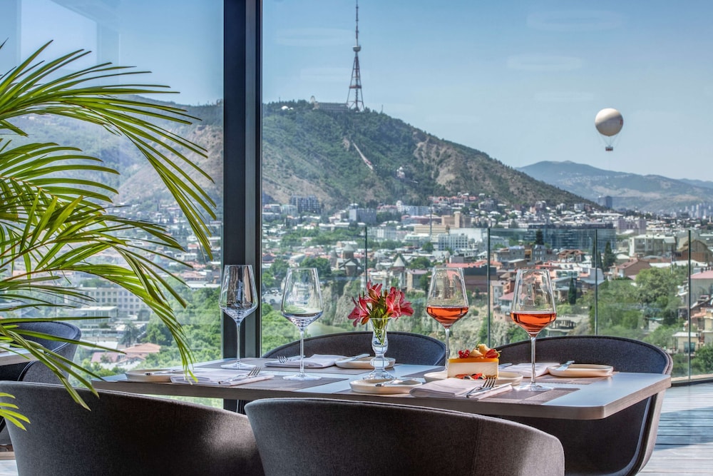 Golden Tulip Design Tbilisi 40/55