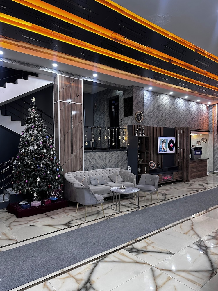 Comfort Suites Hotel 25/50