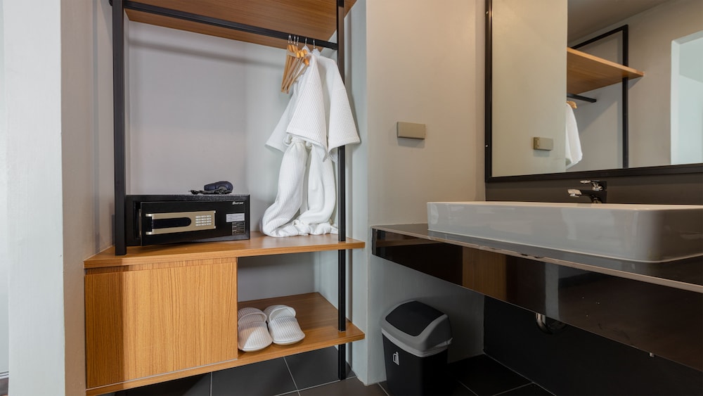 B2 Surat Thani Premier Hotel 36/38