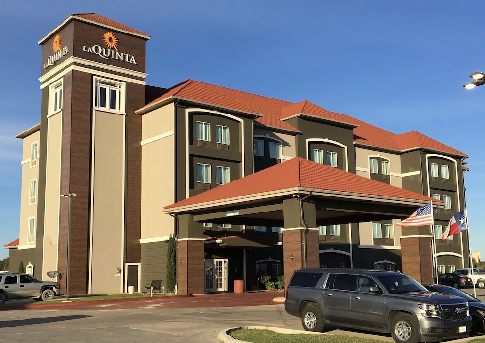 La Quinta Inn and Suites by Wyndham Brownwood 1/37