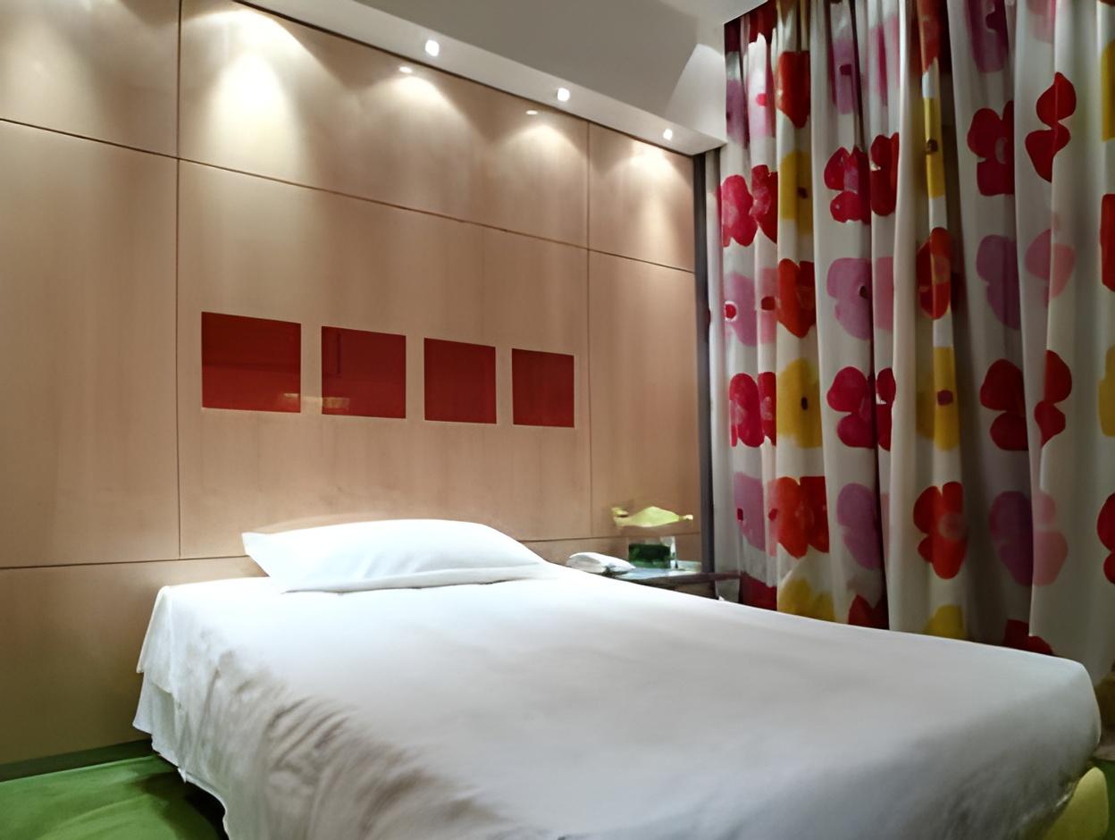 ROOM, SINGLE
