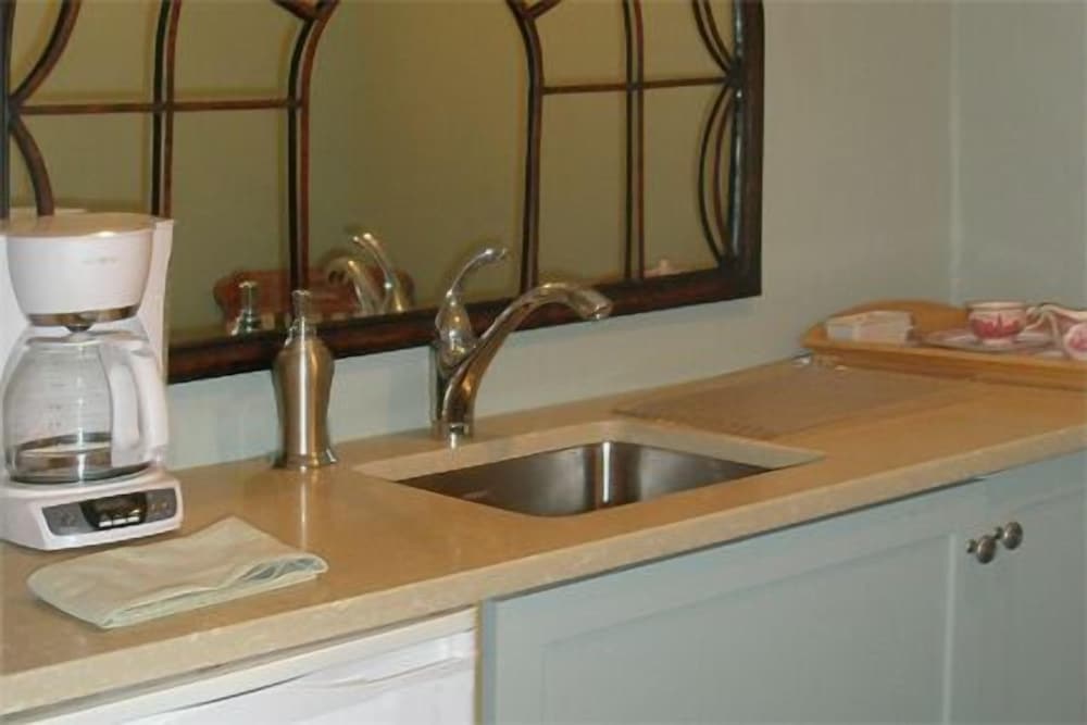 Incentra Village Guest House 24/50