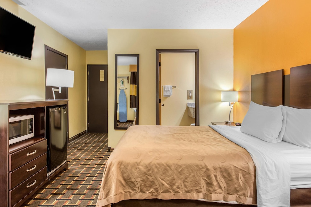 Quality Inn Grand Rapids Near Downtown 13/27