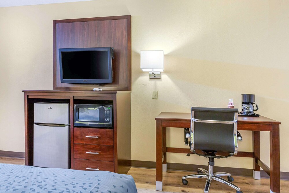 Econo Lodge West Coors Blvd 17/34