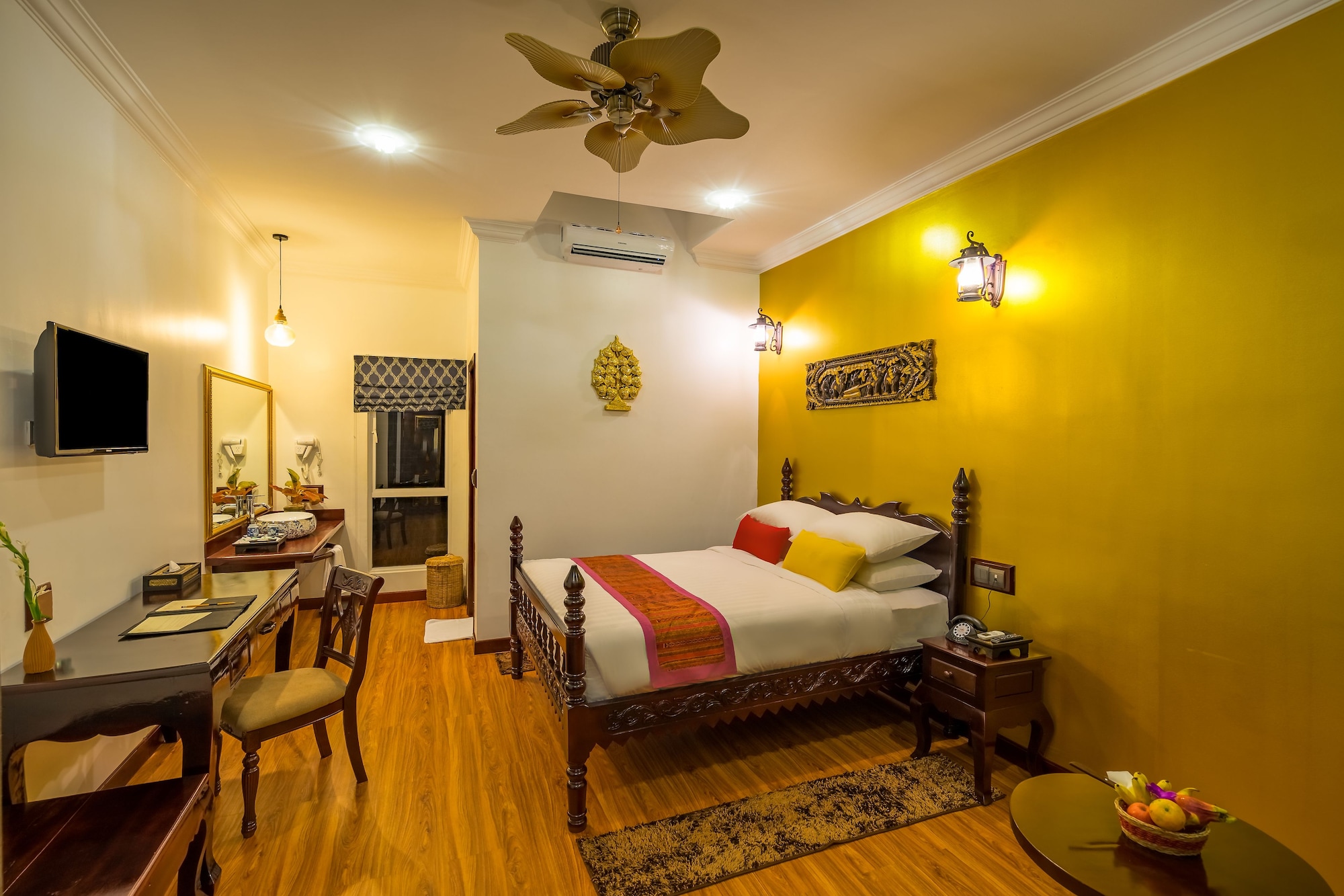 DELUXE, QUEEN BED