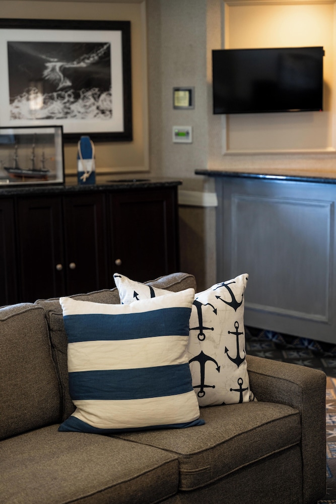 Newport Beach Hotel Suites 57/69