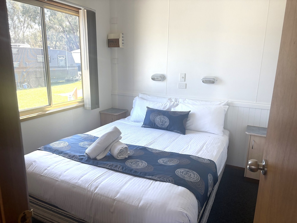 2 Bedrooms, Deluxe, Cabin, 1 Queen and 2 Bunk Beds, Pool Side