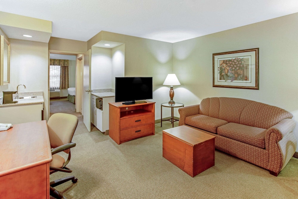 La Quinta Inn & Suites by Wyndham Appleton College Avenue 32/49