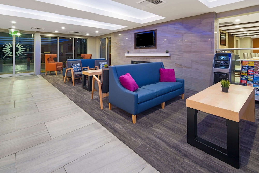 La Quinta Inn & Suites by Wyndham Orange County Airport 32/55