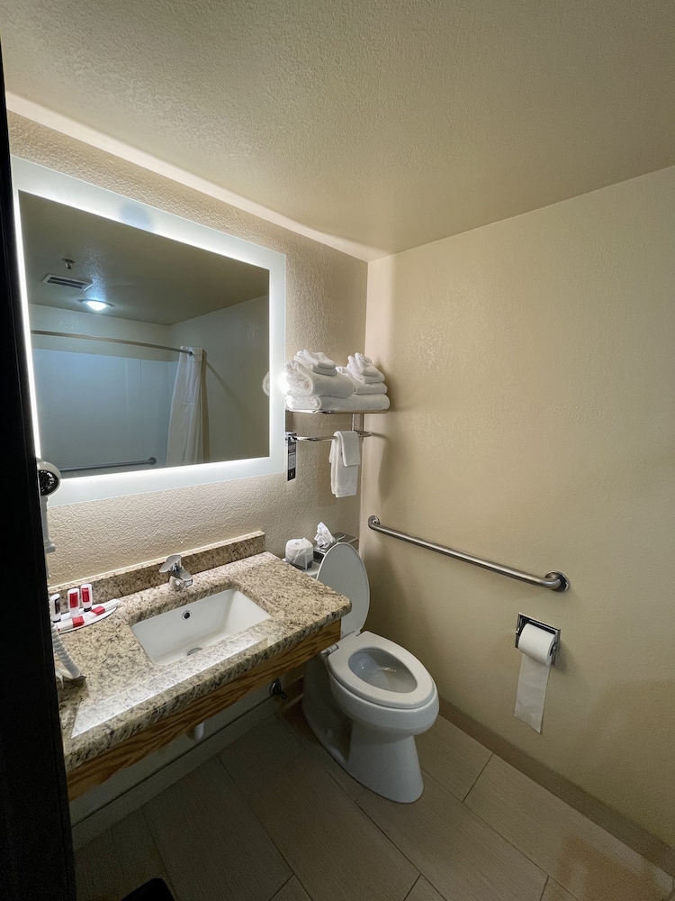 Super 8 by Wyndham Macon 11/16