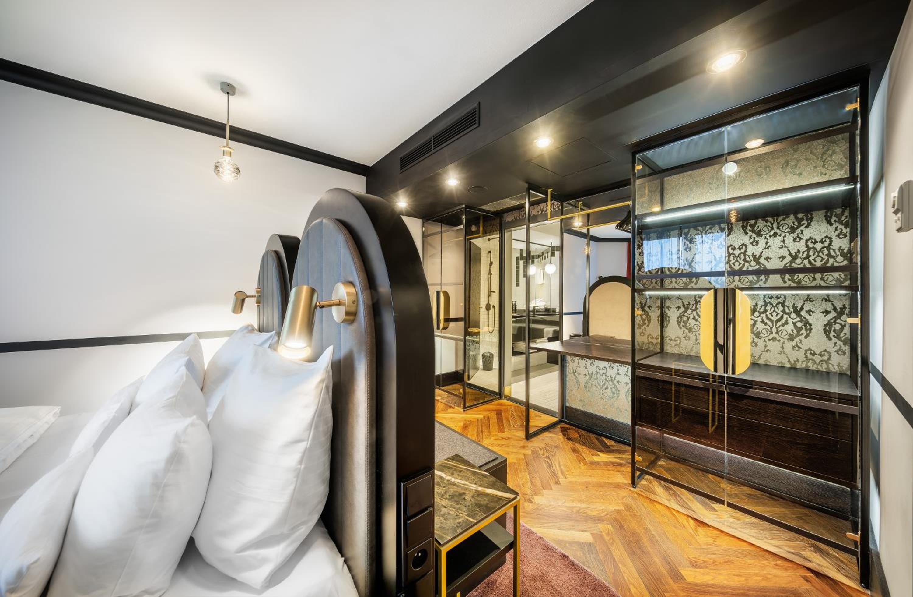 Diplomat, Suite, Queen Bed, Sofa