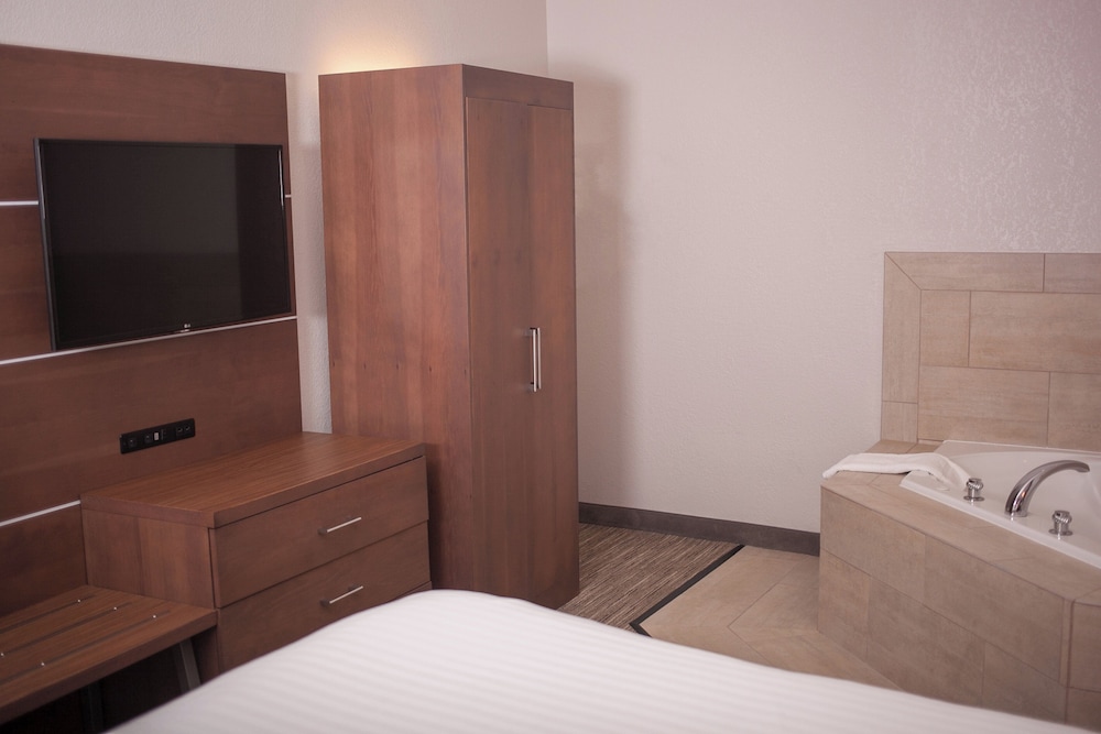 Holiday Inn Express and Suites Logan an IHG Hotel 42/71