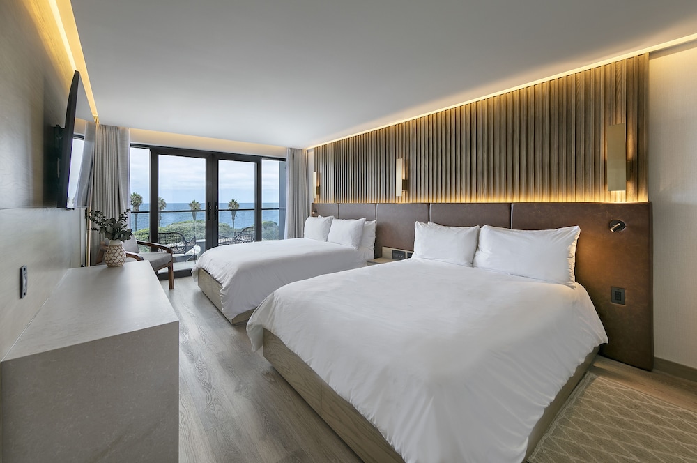 Renovated, Shores, 2 Queen Beds, Ocean View
