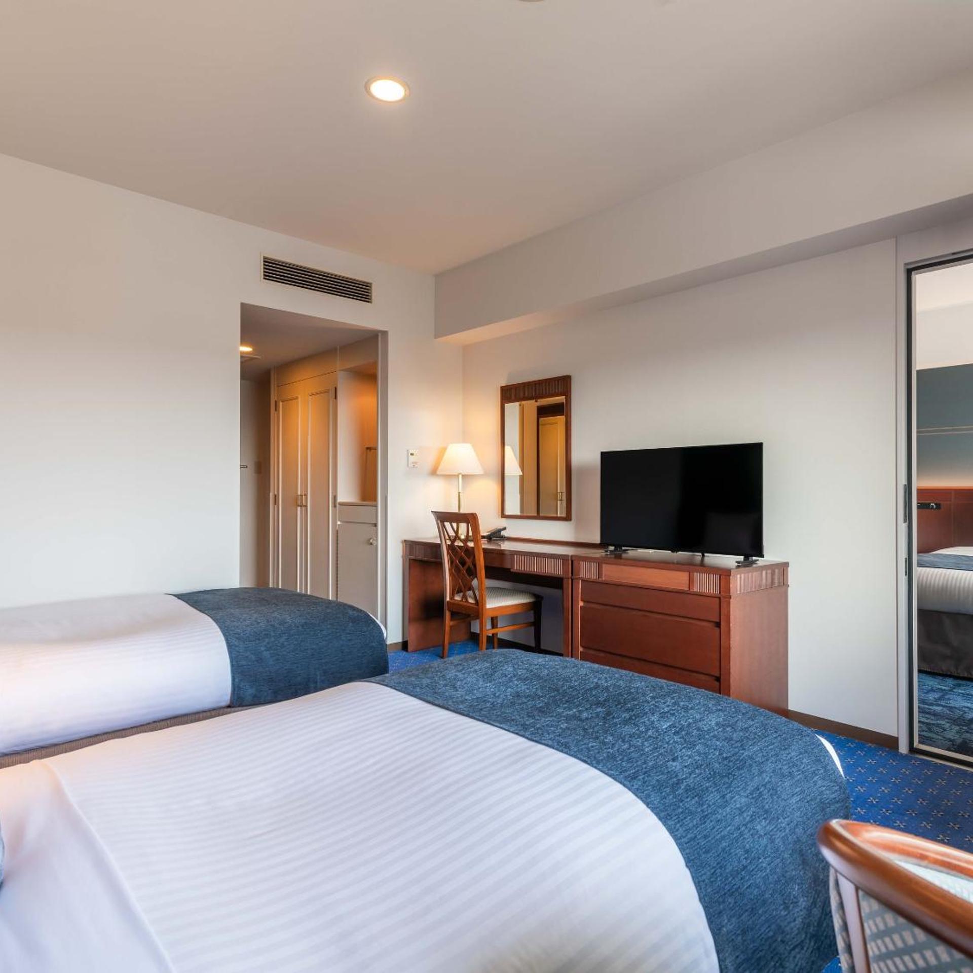 Connecting, Twin Beds
