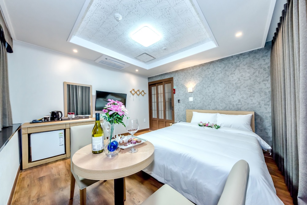 ROOM, DOUBLE BED