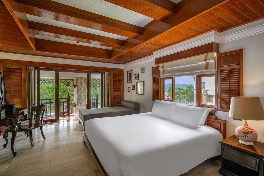Hillside with Terrace Bathtub
