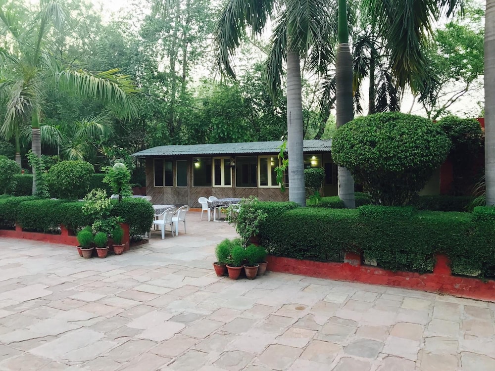 Hotel Sheela 50/53