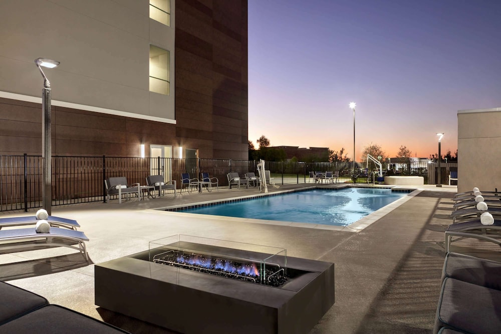 La Quinta Inn and Suites by Wyndham College Station North 22/32
