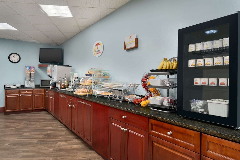 Super 8 by Wyndham West Greenwich/Providence 34/47