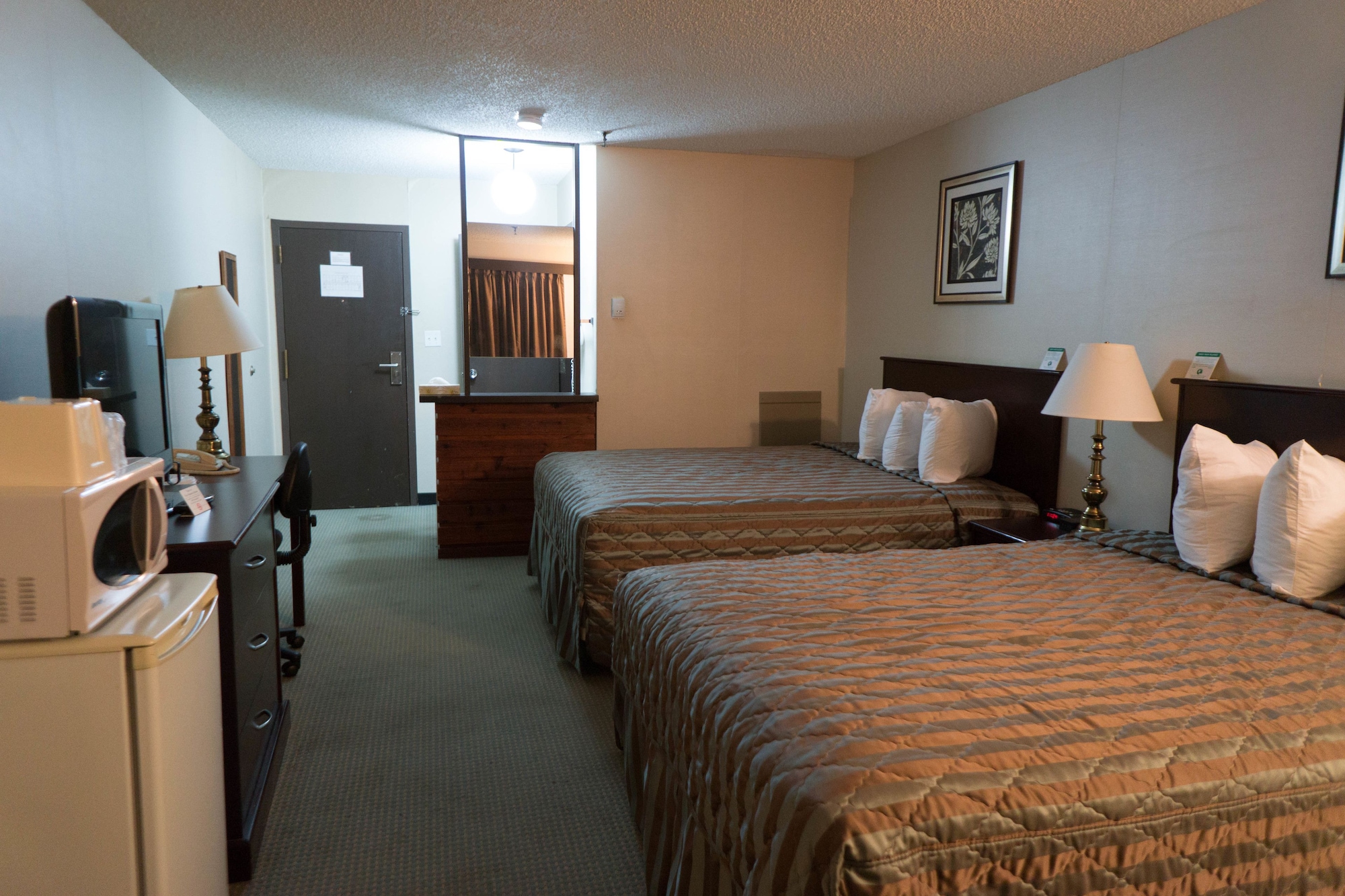 غرفة قياسية بسريرين كوين، Econo Lodge Lloydminster 4/10