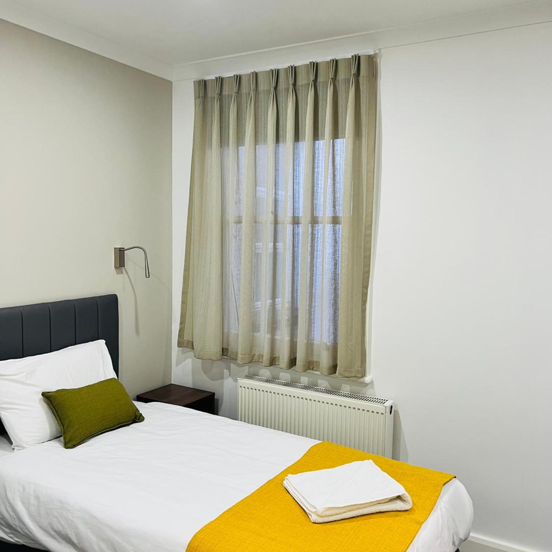 ROOM, TWIN BEDS