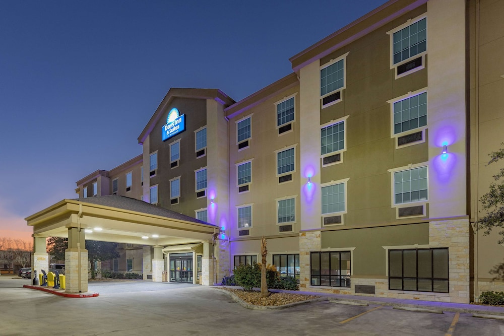 Days Inn & Suites by Wyndham San Antonio near Frost Bank Ctr 34/42