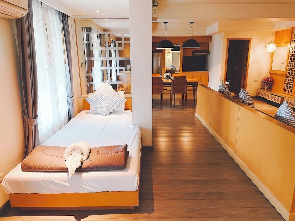 Moon Dragon Hotel 35/63