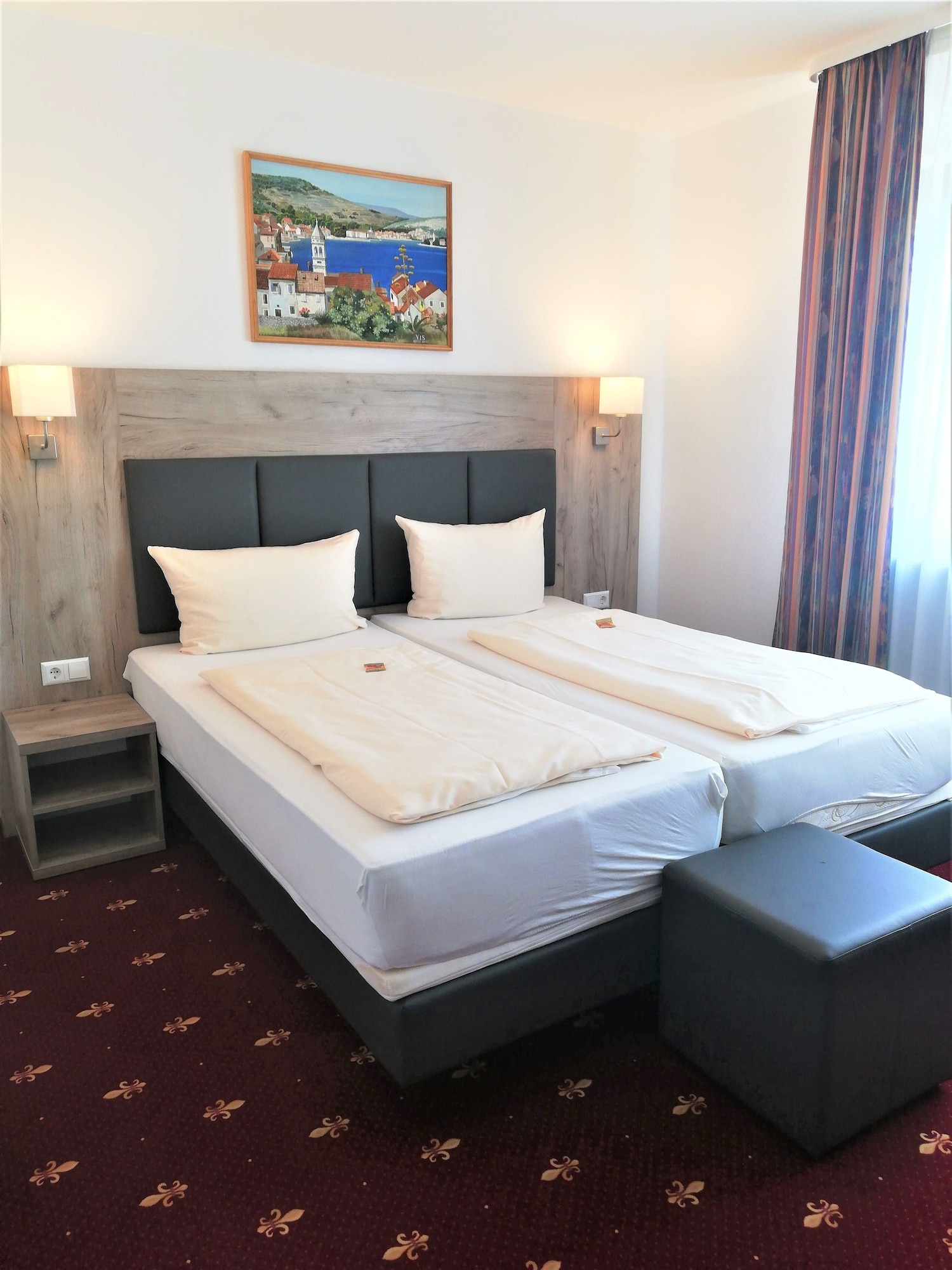 ROOM, DOUBLE BED