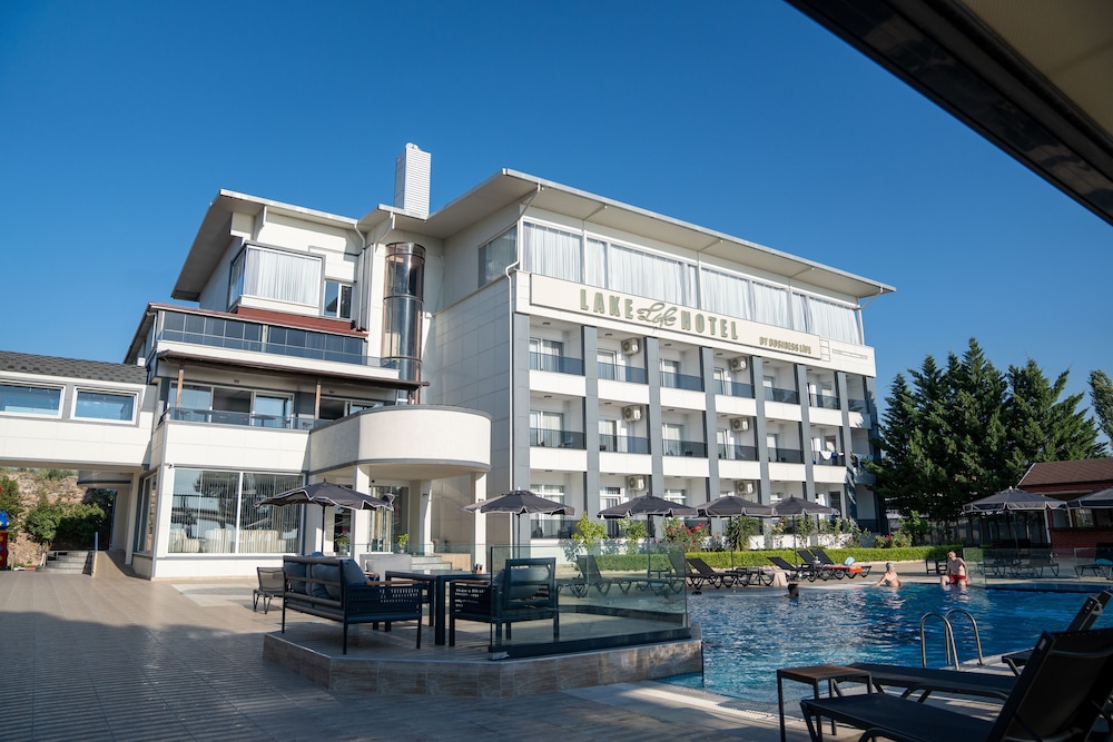 Lake Life Hotel 1/50