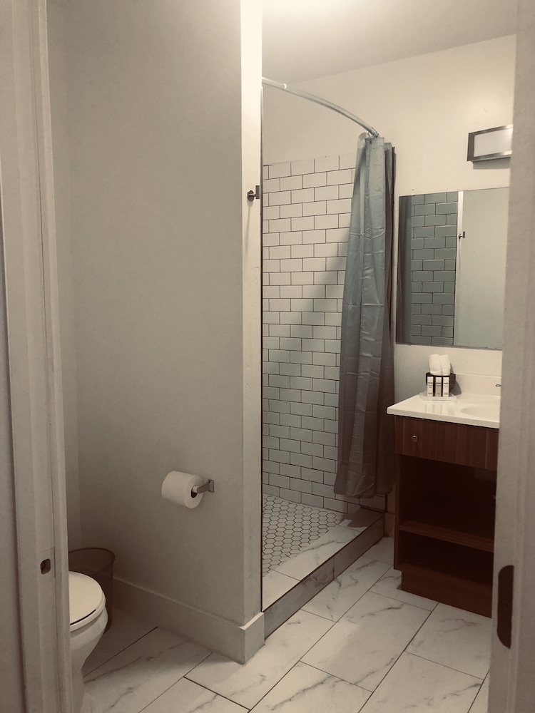 Blue Sage Inn & Suites 44/46