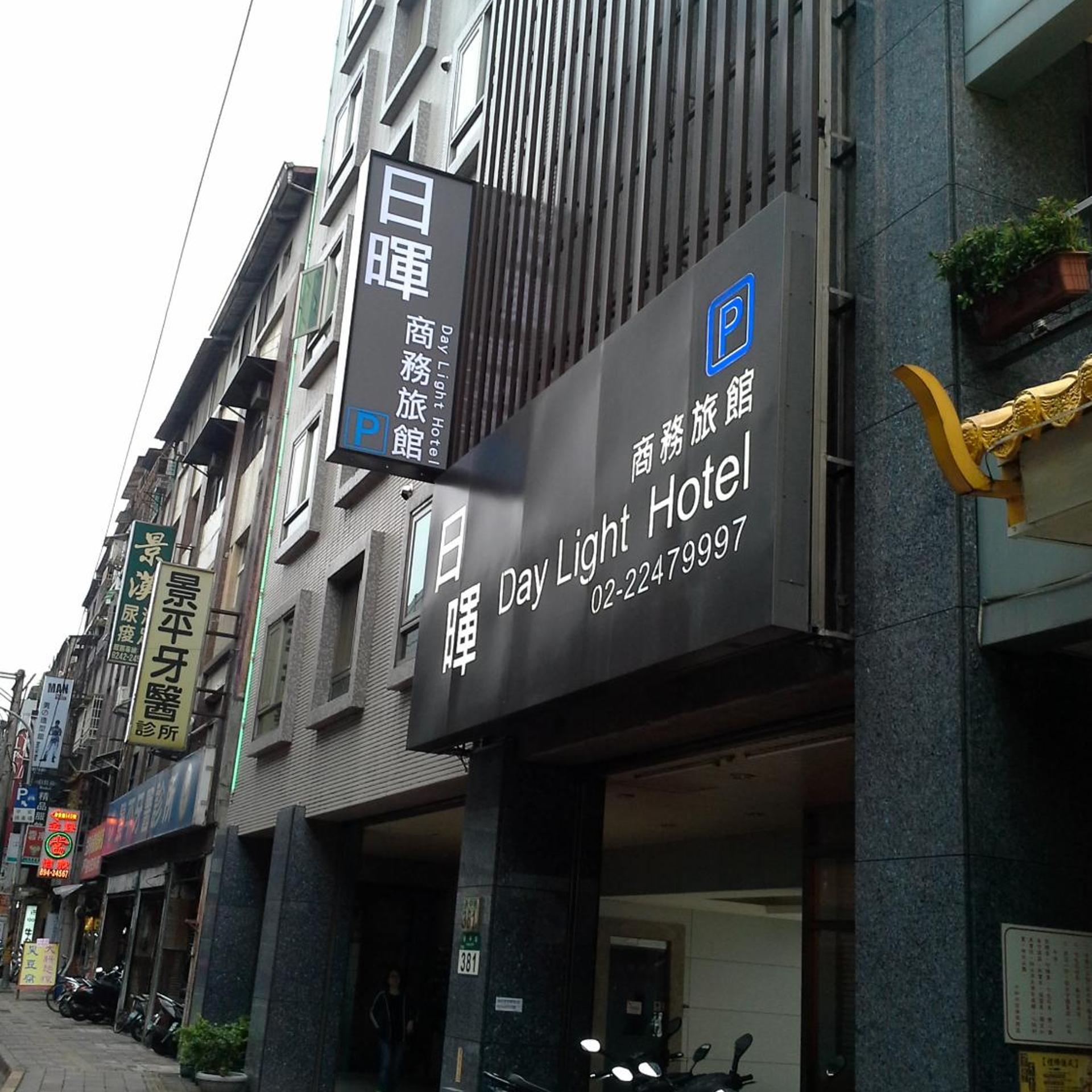 Daylight Hotel 4/33