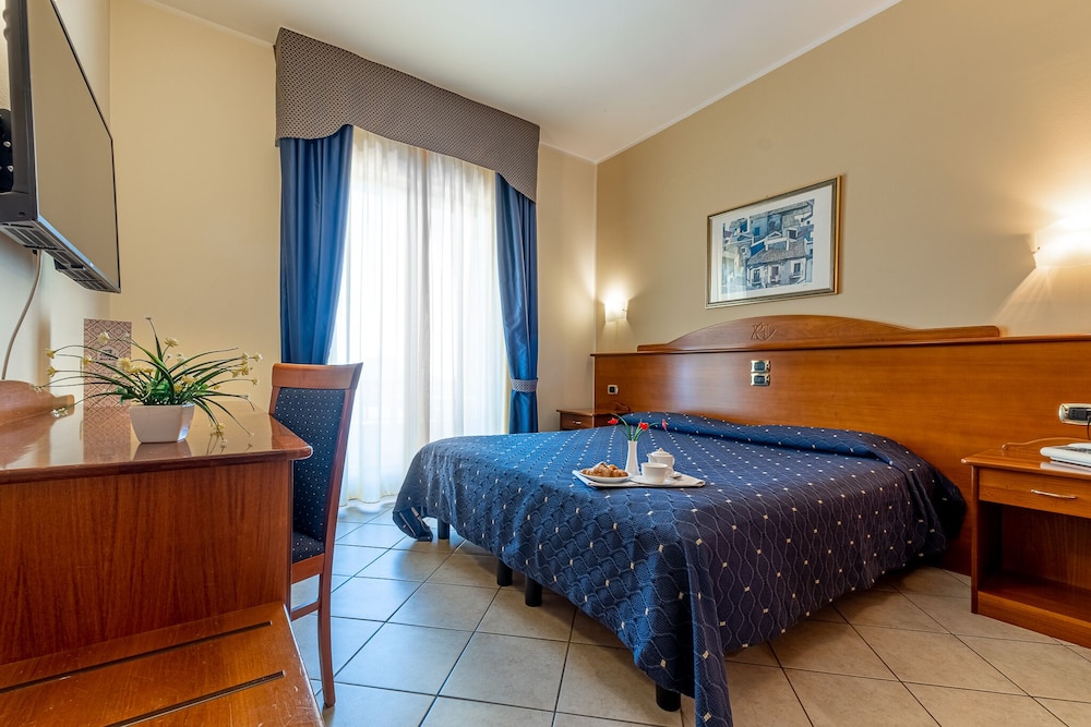 ROOM, DOUBLE BED