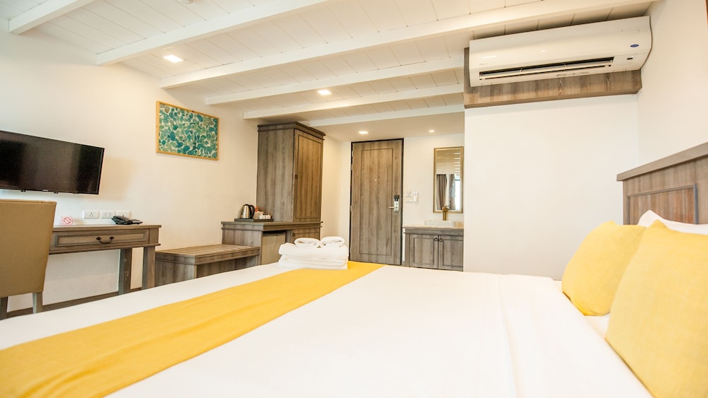 B2 Riverside Premier Hotel 8/22