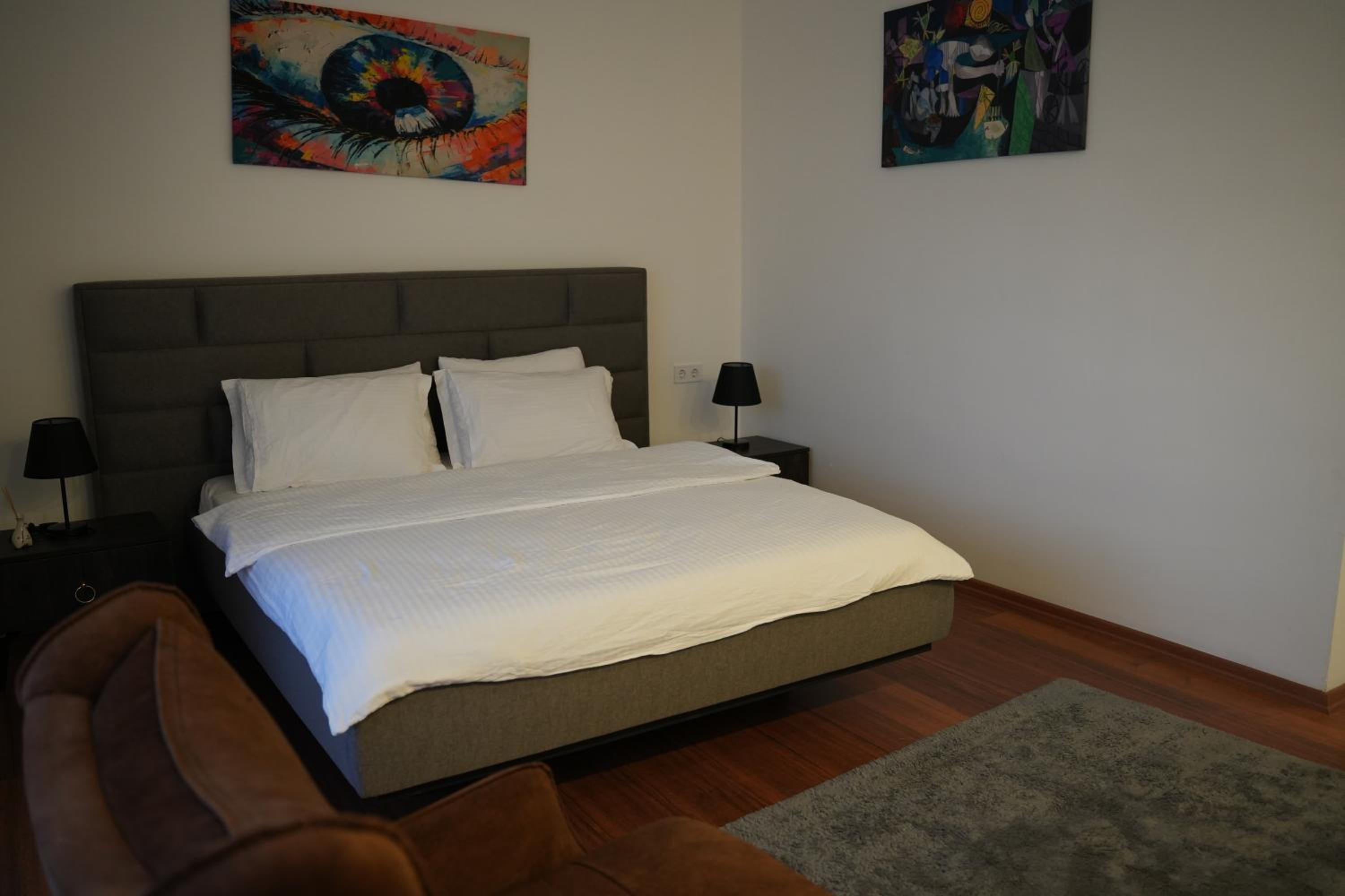 Budget, Double Bed, Side Mira Palace 3/10