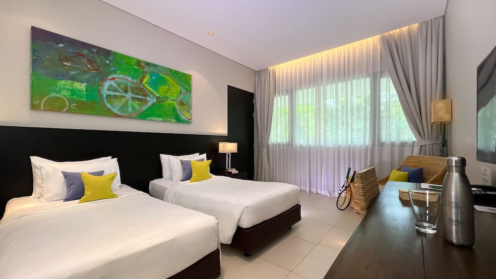 SUPERIOR, TWIN BEDS, POOL WING