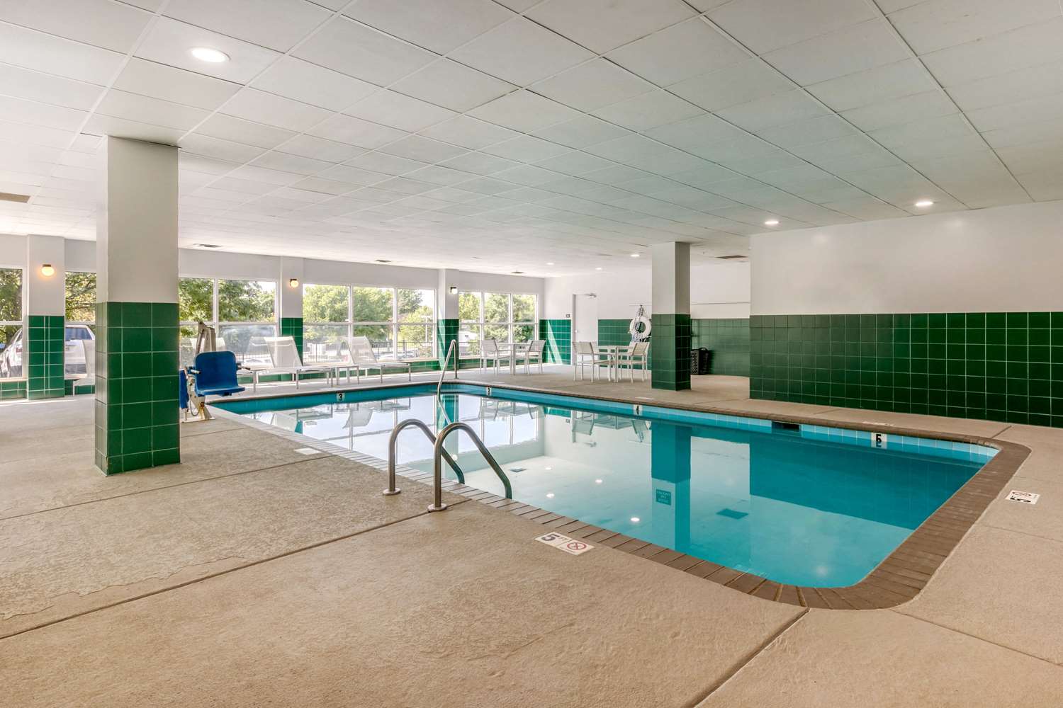 Comfort Inn & Suites Nashville Franklin Cool Springs 18/24