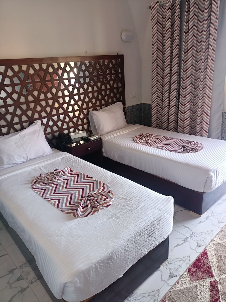 Dolphin Continental Hotel 18/59