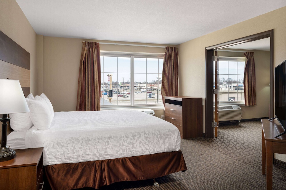 1 BEDROOM, SUITE