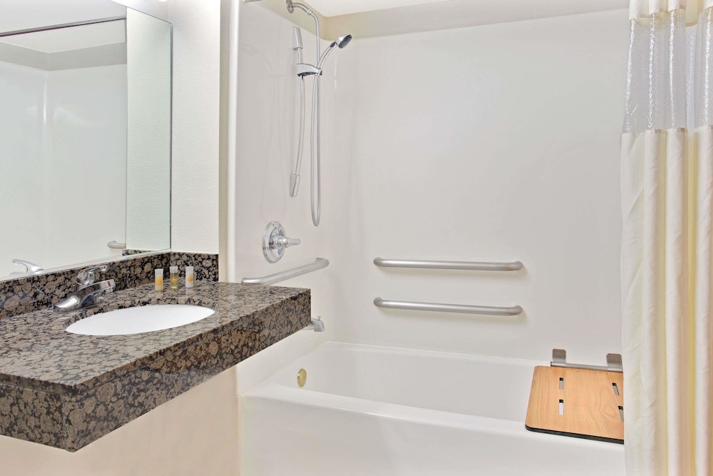 Days Inn & Suites by Wyndham Laurel Near Fort Meade 35/37
