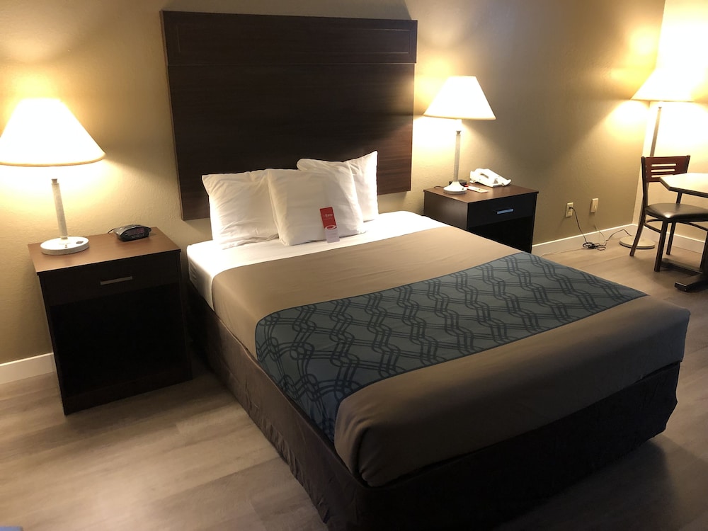 Econo Lodge Washington Harbor 13/30