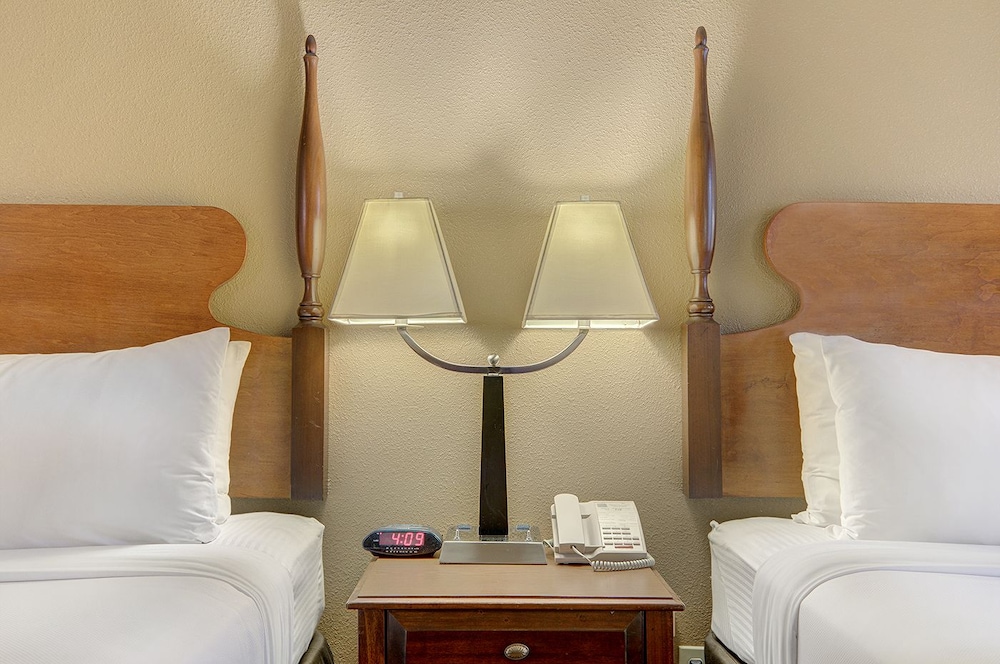 Quality Inn & Suites Tulare CA 19/50