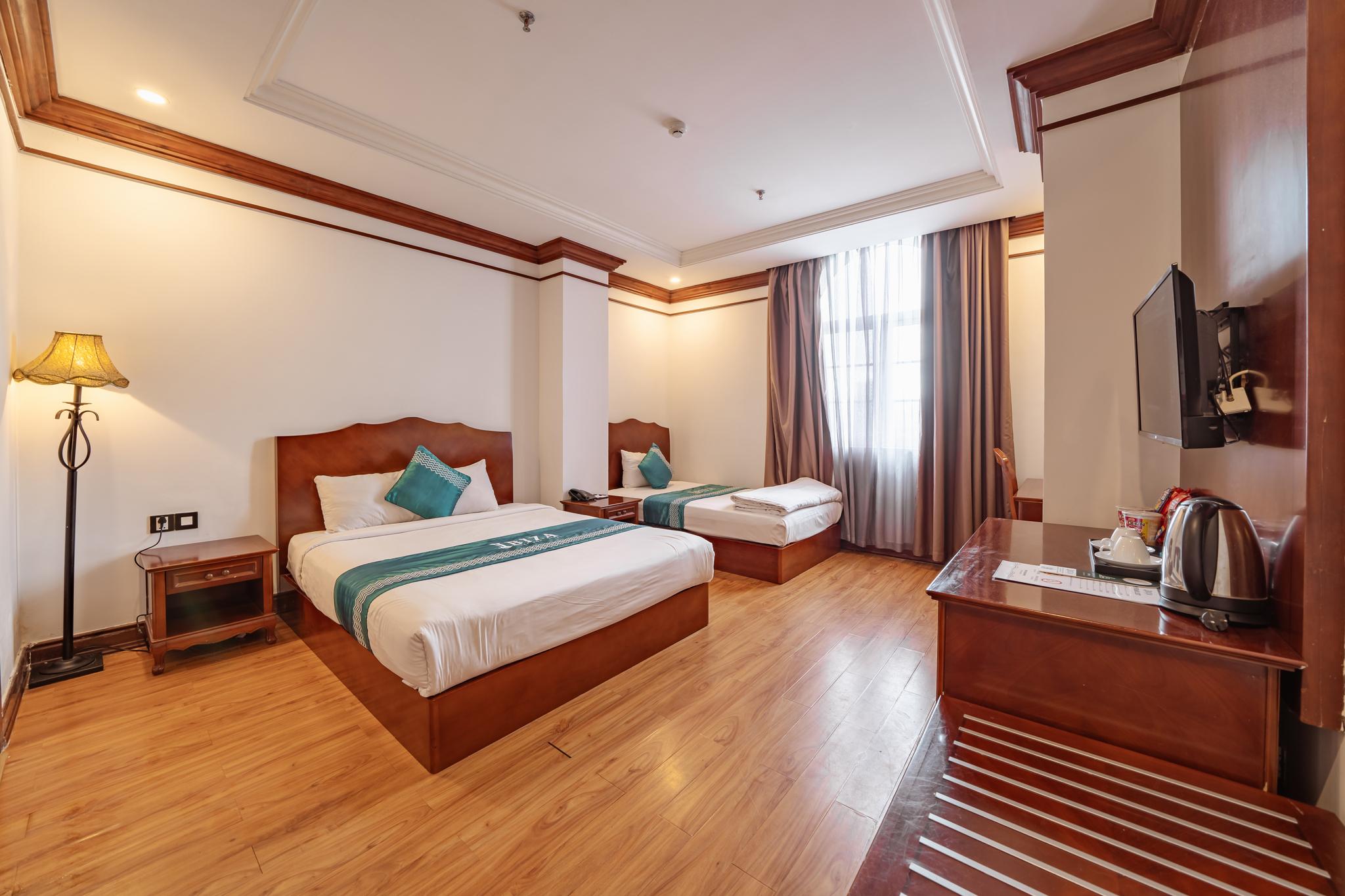 غرفة ديلوكس ثلاثية بسرير مزدوج وسرير فردي بإطلالة على النهر