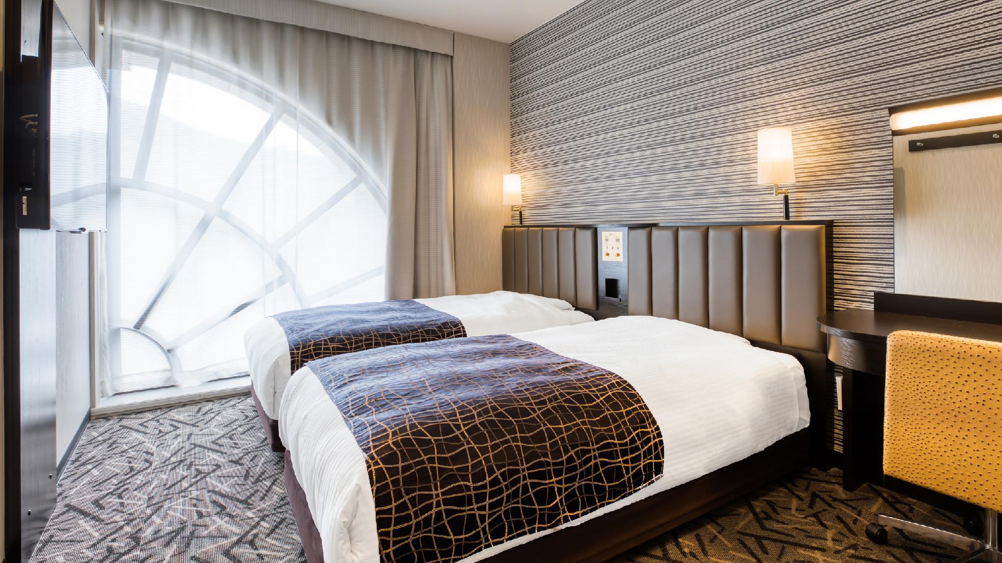 Standard, Twin Beds, Mountain View, Night View